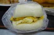 台湾の朝食店のマントウ。これは卵焼きを挟んだもの