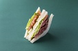 グリエールチーズ＆パストラミビーフと野菜のペアサンド