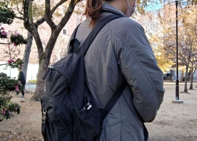 【niko and ... オリジナルギャザーライトデイパック】ショルダーベルトを少し長めにして、重心を下げるとまた印象が変わります