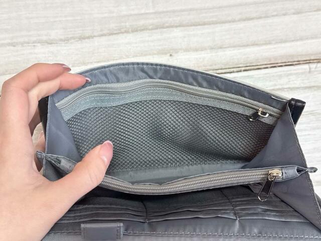 前面側にはファスナー付きもメッシュポケットを搭載