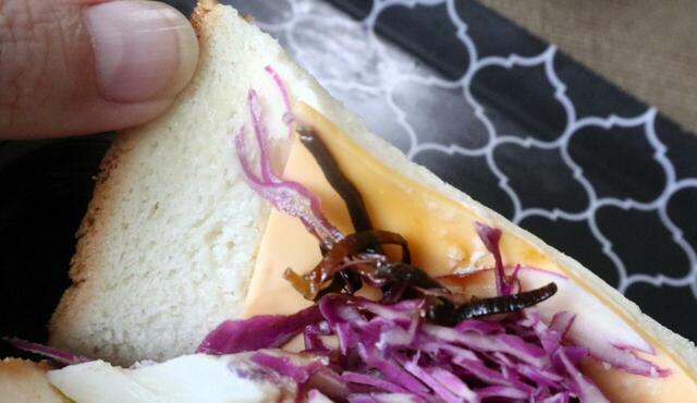 【上島珈琲店 塩昆布とチェダーチーズの贅沢たまごサンドセット 】チェダーチーズ×塩昆布の相性の良さにびっくり。口の中で出会ったときのうまみがすごい…!