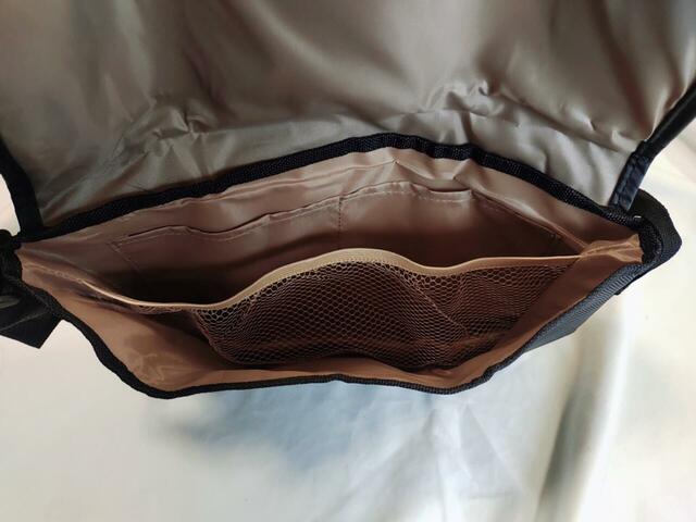 バッグの中は、淡いブラウンカラー