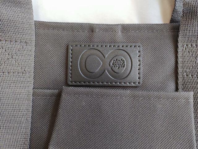 ブランドのロゴマークが型押しされた合皮タグ