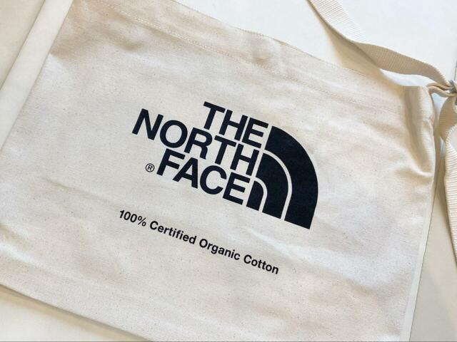 【THE NORTH FACE オーガニックコットンミュゼット】やわらかい風合いのため、カジュアル寄りのコーデであれば合わせるアイテムを選びません◎