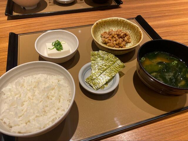 【やよい軒 納豆朝食】ごはんはおかわり自由なのでたくさん食べたい方にもピッタリ