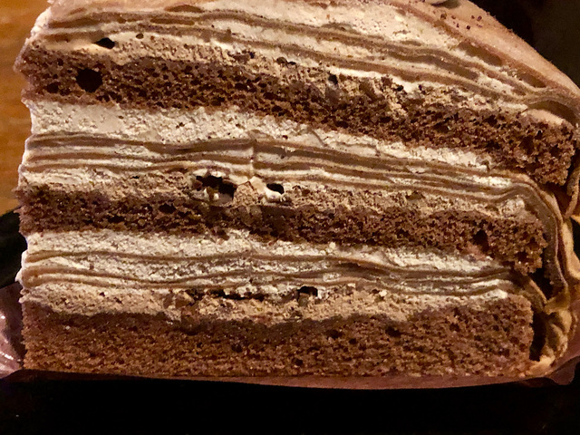 【シャトレーゼ　クレープ・オ・ショコラ】ココアスポンジ、スイートチョコクリーム、ミルクチョコクリーム、削りチョコレート、ココアクレープ皮の層の密度が高くて食べ応えがありそう