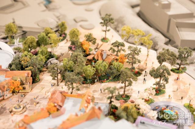 ベルの家。ガストンの酒場レストランから。パレードルートの色が変わっている