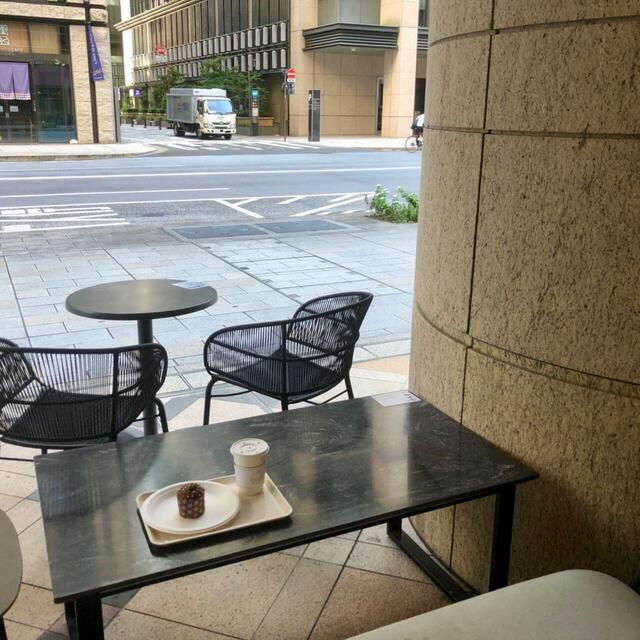 【マンダリン オリエンタル 東京　グルメショップ】寒さが厳しくなるまでは、オープンテラスで日本橋の朝の景色を眺めながら優雅にモーニングを食べるのがおすすめです