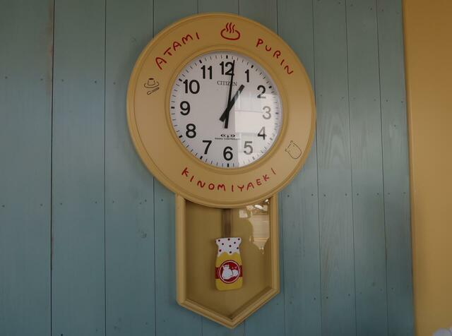 熱海プリン来宮駅店の時計はレトロな柱時計風