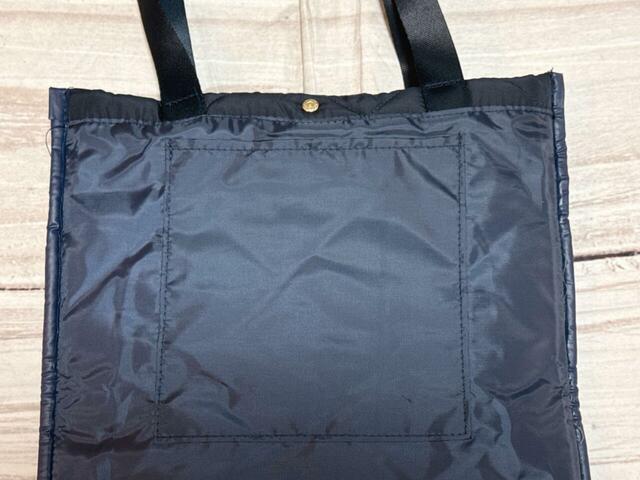 内側には小物整理に便利なポケット付き