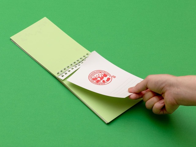 【上野パンダファミリーグッズ】「上野パンダファミリースタンプノート」使用イメージ