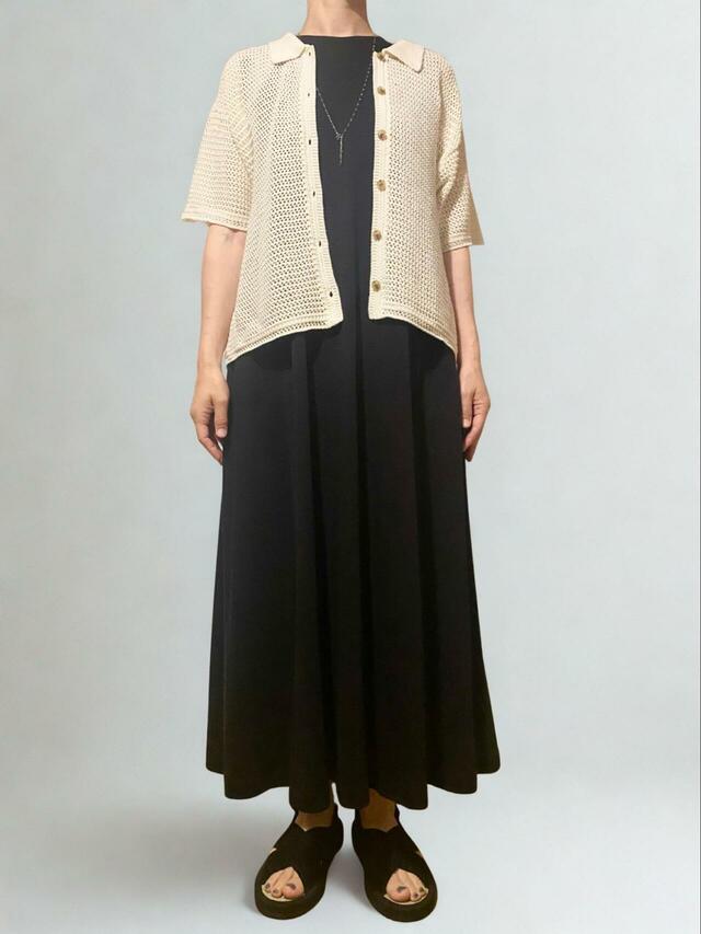 【無印良品　涼感ＵＶカットスリーブレスワンピース】カーディガンなどの羽織りアイテムとのコーデもおすすめ！カラーはチャコールグレー、黒、カーキグリーンがあります