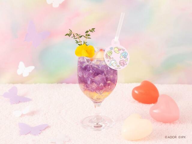 「バタフライピーソーダ」＜税込1,090円＞【「bunini cafe with NewJeans」期間限定オープン】