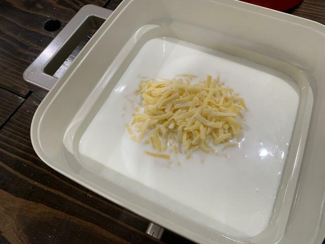 【アイリスオーヤマ グリルなべricopa】2．次に、牛乳を深なべプレートで温めて1のチーズを投入