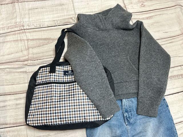 【Aquascutumの大容量ボストンバッグ】デニム＆ニットパーカーのカジュアルコーデにも！