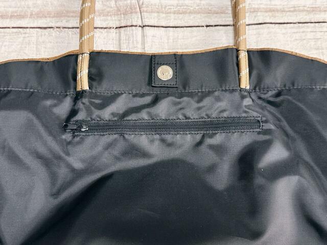 内側にはファスナーポケットが1つついています