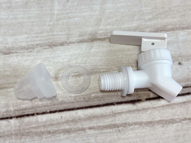 まずは蛇口を分解します。使用前に、パーツと容器は全て洗いましょう