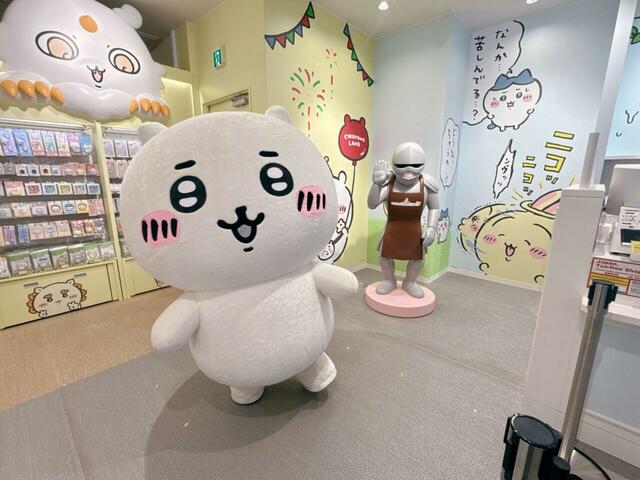 【ちいかわらんど 原宿店】開店前に遊びに来てくれたちいかわ。鎧さんとの2ショットがうれしい♪