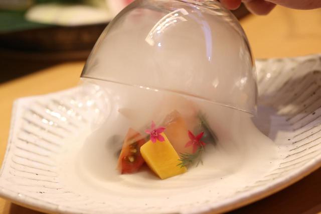 先付けの蓋を開けると燻製の香りがふわり