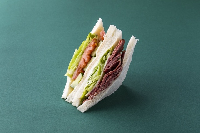 グリエールチーズ＆パストラミビーフと野菜のペアサンド