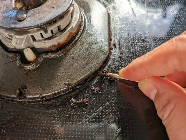 【こげとりぱっとビカ 万能タイプ】隙間の汚れをかき出します