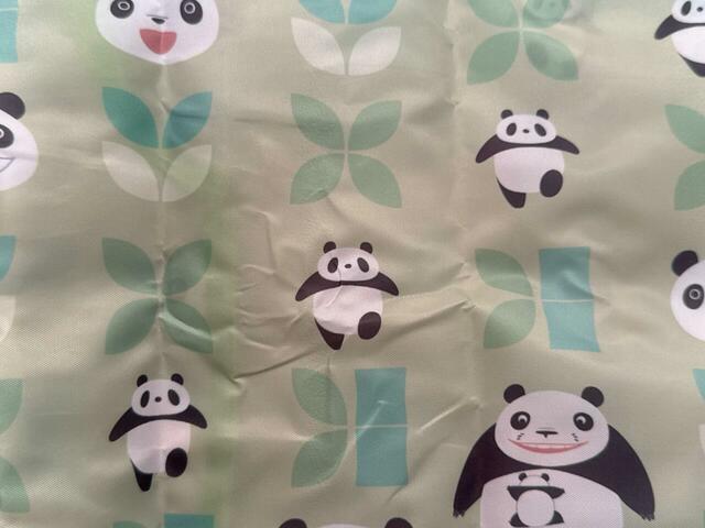 パンダらしい笹の葉柄が散りばめられています