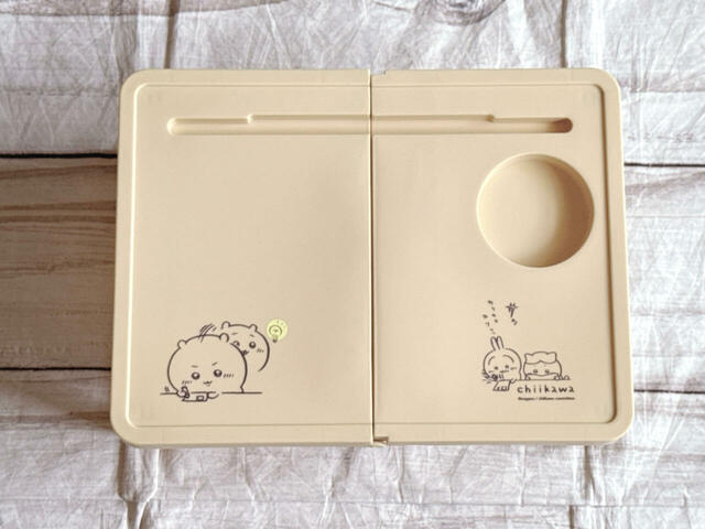 右下部、左下部にちいかわとハチワレ、うさぎのイラストプリント入り