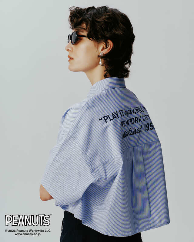 【PEANUTS×ミラ オーウェン】胸元の刺繍とバックプリントが目を引く短丈シャツ
