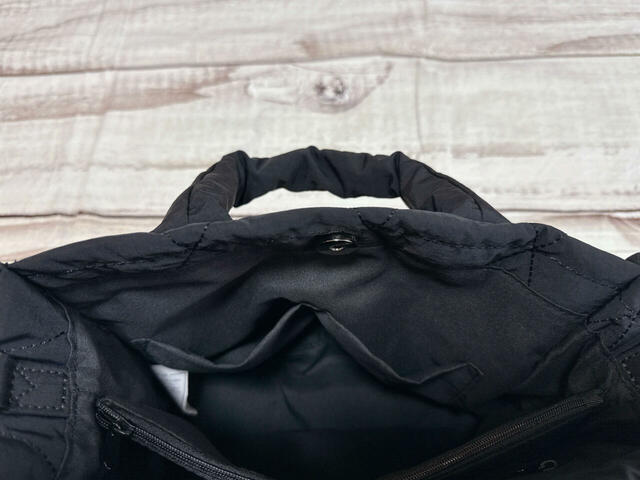 内側の背面側にも区切りポケットが2つついています