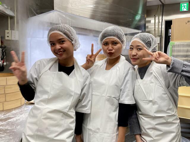 【茶寮 中野店】20歳の彼女たちが肉まんの生地を仕込み、餡を包んでいます