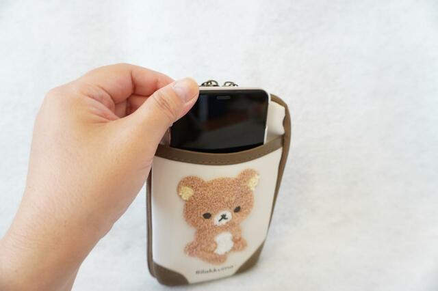 フロントポケットにはスマホが入る