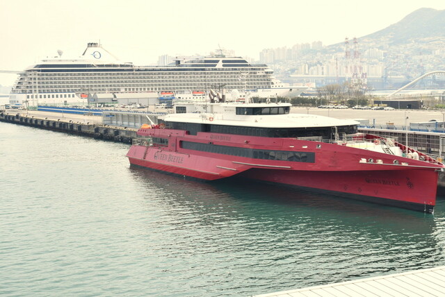 【大阪↔釜山 クルーズ体験記】釜山港国際旅客ターミナルに停泊していたJR九州のクイーンビートル号（釜山↔博多）