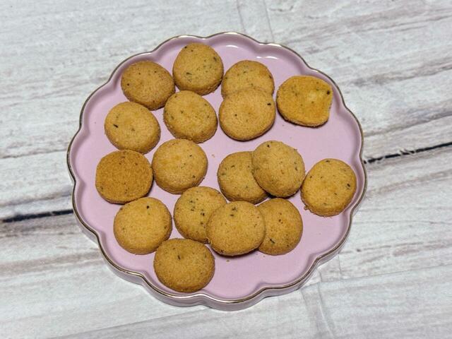 【カルディ　ネコバッグ／オリジナル チーズ＆バジルクッキー（60g）】サクホロ食感のしょっぱいクッキー。おやつやおつまみにもぴったり！