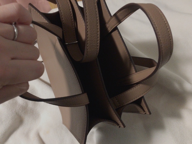 【ユニクロ レザータッチスクエアショルダーバッグ】いろんなものを分けて収納可能