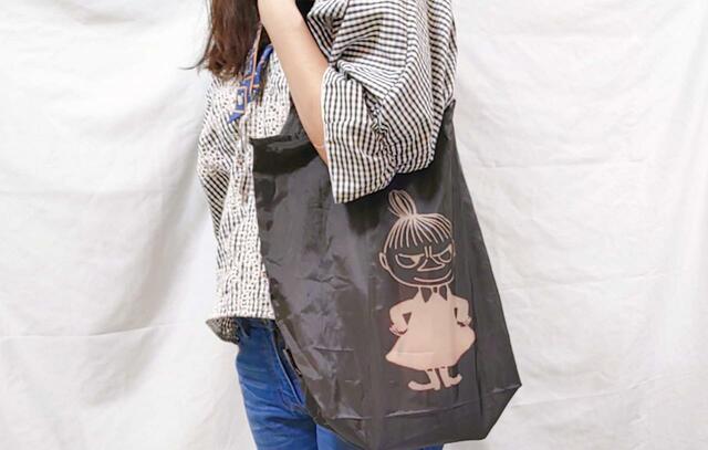 持ち手が長いので、ショルダー持ちも可能【MOOMIN（ムーミン）たっぷり入る ビッグエコバッグ「リトルミイver.」】