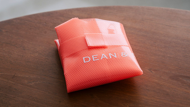 【DEAN ＆ DELUCA ショッピングバッグ EVA コーラルオレンジ】ベルトはバッグを使っているときはハンドルに巻いておけるので、なくす心配はありません◎