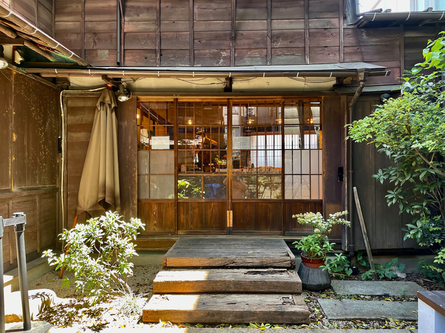 【Think】このガラスの引戸がThinkの入口