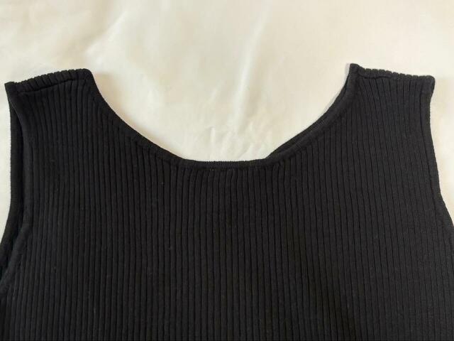 【coca（コカ） Vネックニットドレス】後ろ側はUネック。公式オンラインストアに記載はありませんが、こちらを前にしてリバーシブル風に着ても違和感はありませんでした◎