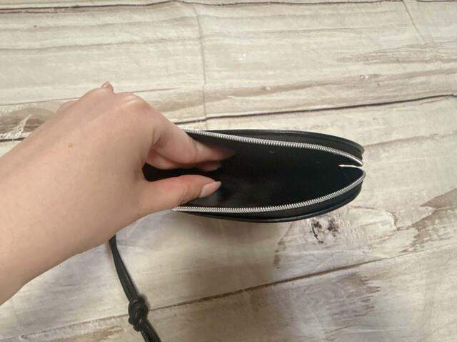 ファスナーで開閉する仕様。想像より容量は少なそうですが…