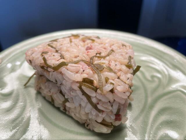 【セブン-イレブン もち麦もっちり！梅こんぶおむすび】もちもち食感がたまらない！