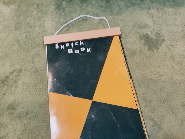 【無印良品 おえかきマグネットハンガー】短いマグネットハンガーは小さいスケッチブック（縦20cm）の絵を吊り下げるのにぴったり