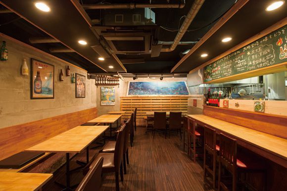 関西「鶏肉料理」の名店／宮崎地鶏 炭焼ばる ファイアーバード（西宮北口）　内観