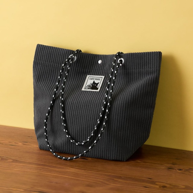 【カフェ・ベローチェ福袋】 寒い冬のお出かけに便利な「黒ねこコーデュロイバッグ」(幅約24cm×奥行約12cm×高さ約28cm 持ち手の長さ約65cm)