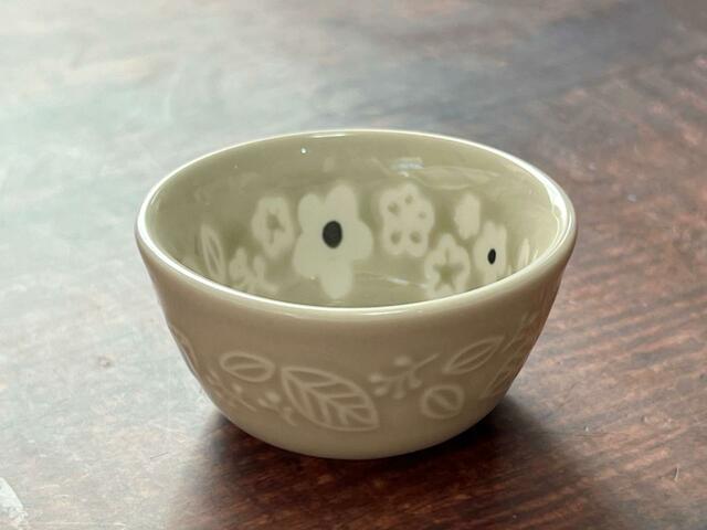 サイズは約直径6.2cm×高さ3cm。食器としてだけでなく、小物入れとして使っても◎