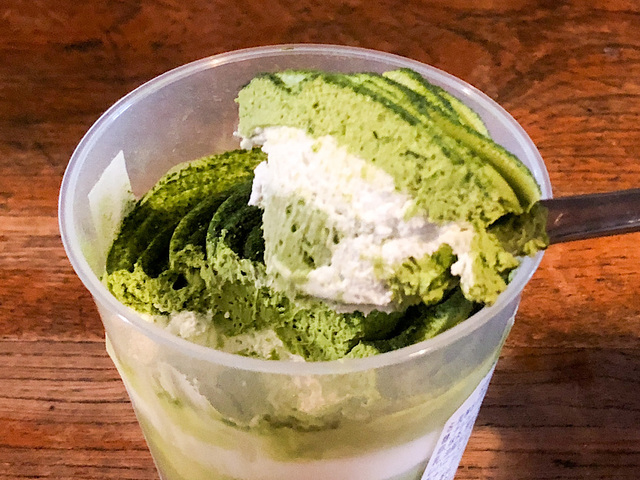 【ファミリーマート 濃い宇治抹茶のモンブラン】底に敷かれた抹茶のクランブルとまろやかなムースの食感が美味しい&楽しい