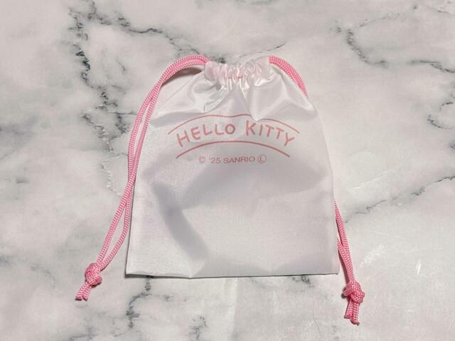 背面には「HELLO KITTY」のロゴプリント入り