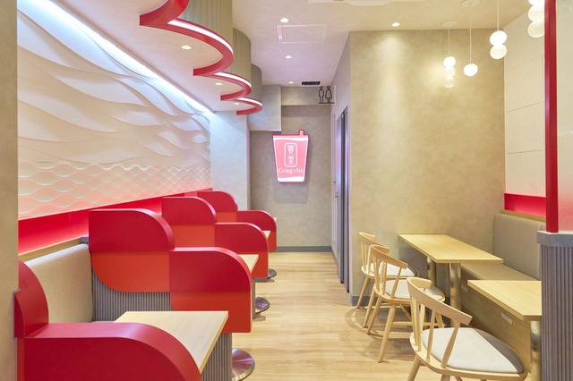 【ゴンチャ 原宿神宮前店】店内は全18席！左側は1.5人掛けの席です！