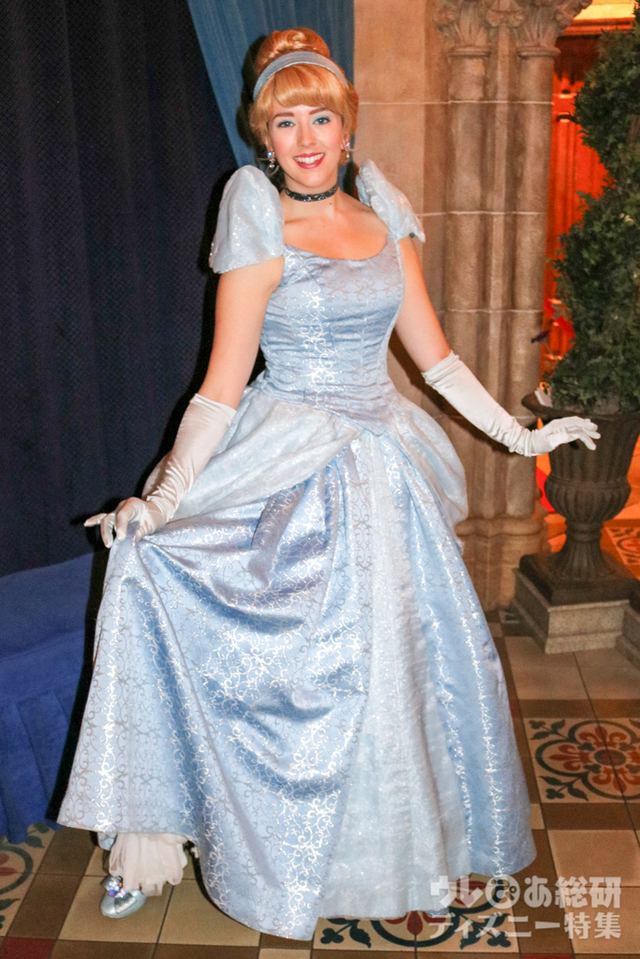 「シンデレラのロイヤル・テーブル」では、食事をする前に、シンデレラと一緒に写真を撮る。