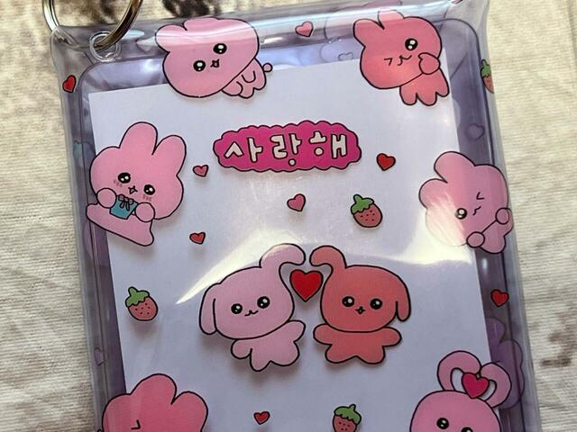 ピンクのうさぎゴシムちゃんの総柄デザイン