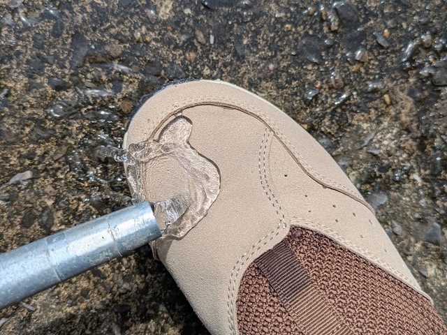 【ワークマン　トレッドモックスローアウト】撥水加工が施されているので急な雨でも安心！水をかけてもアッパーに水滴が残りませんでした